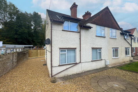 Three Bedroom Semi-Detached Home Close to Town Ce