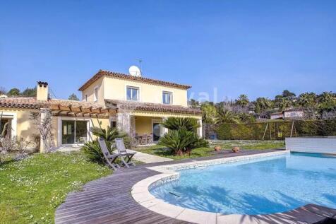Mougins villa with landscaped garden and swimming 