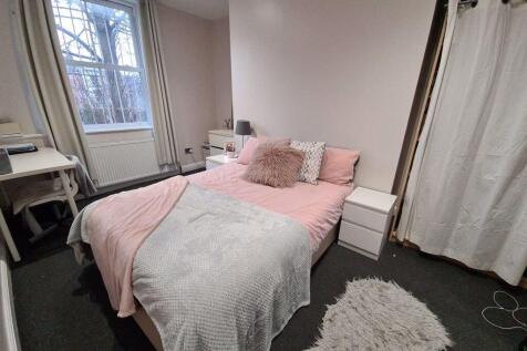 A inviting double bedroom featuring a comfortab...