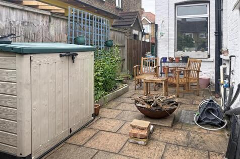 Havering Rd, RM1 For Sale by Barrain London Estate