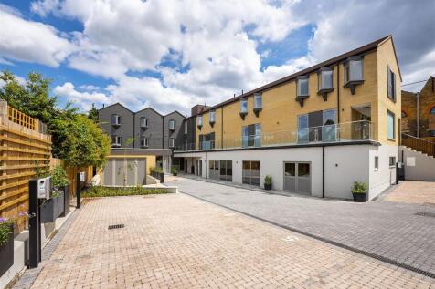 Thames Ditton, KT7 - property photo