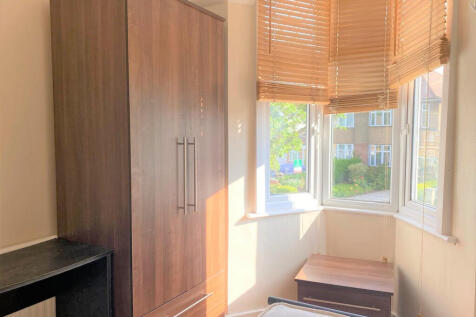 Pymmes Green Road, London, N11 photo 5