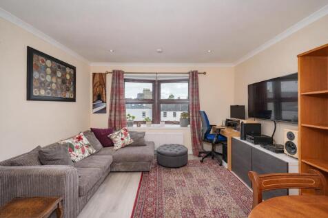 Flat 11 Brochtie Court 52 Fort Street BF-2.jpg