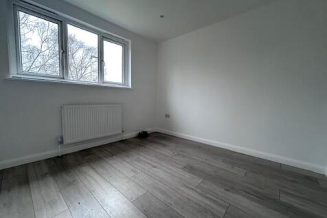 Julius Gardens, Luton, Beds photo 4
