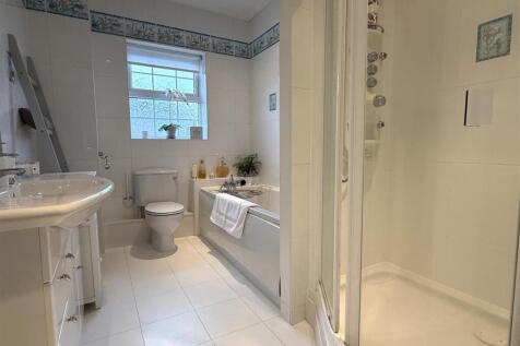 EN SUITE BATHROOM/WC