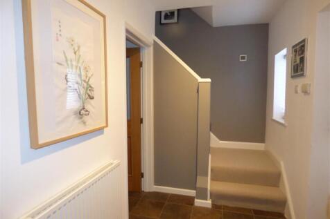 176 Wilsthorpe Road hallway.JPG