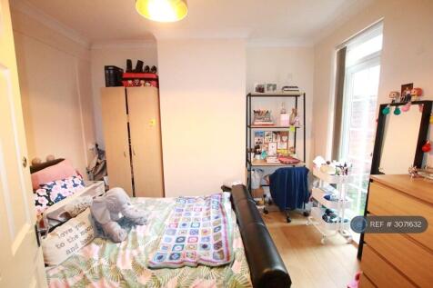 3-bed terraced on Donnington Gardens, Reading, RG1, £2,025/mo