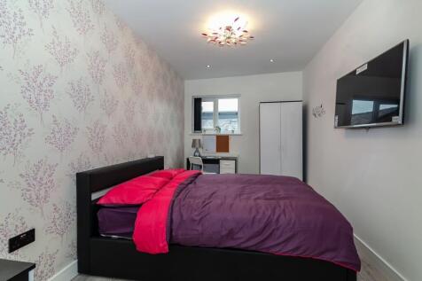 A spacious and well-decorated large double bedr...