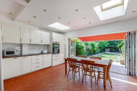 Grenoble Gardens, Palmers Green, N13 photo 4