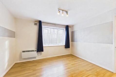 Fairfield Avenue, Staines-upon-Thames, Surrey, TW18 photo 2