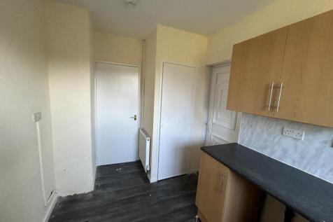 Lymington Drive, Bradford, West Yorkshire, BD4 photo 4
