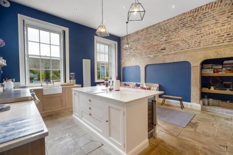 Kitchen 2.jpg
