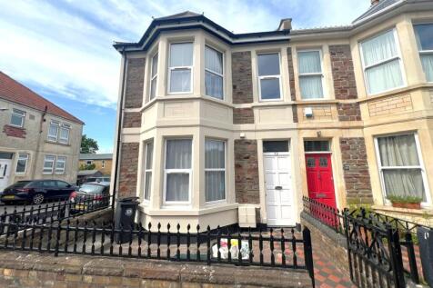 Attractive bay-front terraced house with tradit...