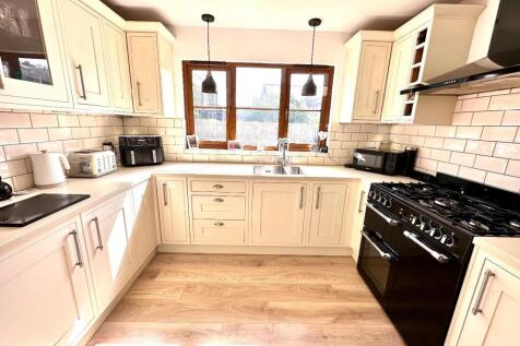 ADDITIONAL INTERNAL PHOTOS