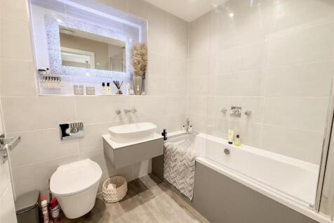 FAMILY BATHROOM/W.C.