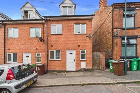 3-bed terraced on Port Arthur Road, Nottingham, £1,000/mo