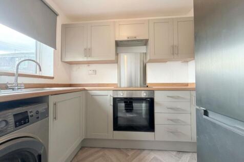 Millais Rise, Flanderwell, S66 photo 4