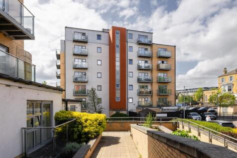 Queen Mary Avenue, E18