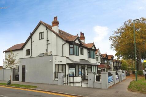Waverley Way, CARSHALTON photo 3