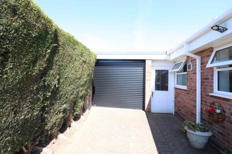 GARAGE &amp; ANNEXE