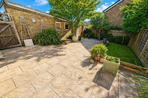 27 Pine Walk - Garden.jpg