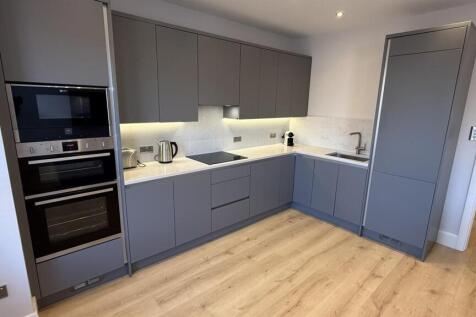 2 bed flat to rent The Holt, Wallington SM6