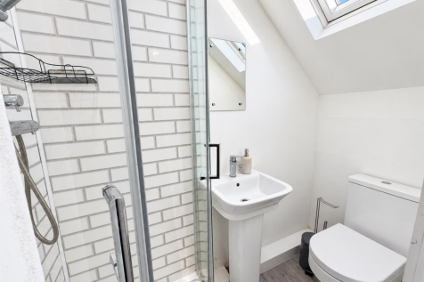 Attic En-suite Shower.png