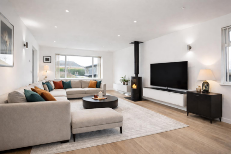 81 cARRFIELD lIVING rOOM.png