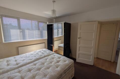 Brunswick Gardens, Hainault, Ilford, Redbridge photo 5