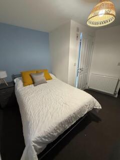 Bright, clean double bedroom with a comfortable...