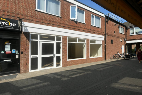 Retail Property (high street) to rent Image 8