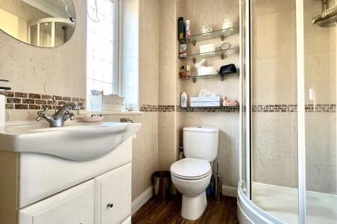 En-Suite to Bedroom 1