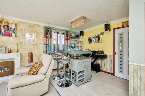 Newport, PO30 - property photo