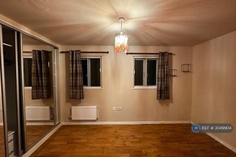 Carmichael Close, Ruislip, HA4 photo 4