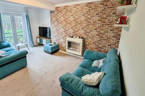 24 Hayleaze lounge e.jpg