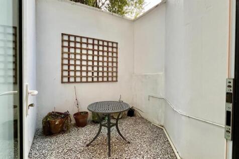 Flat 1 167 CRcourtyard2.jpg