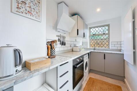 Kimble Road, Colliers Wood photo 3