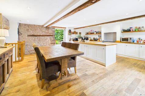 KITCHEN/FAMILY DINING ROOM