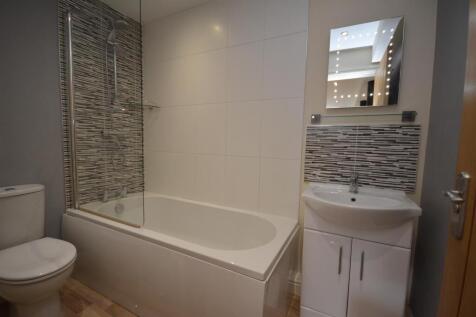 georgian crystal house apt 1 ensuite2.JPG