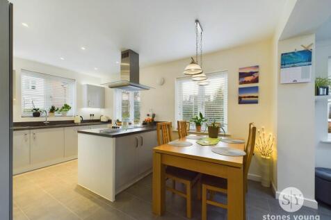 Fantastic Open Plan Living Dining Kitchen