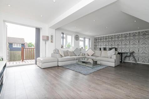 28 Gwynne - Living room.jpg