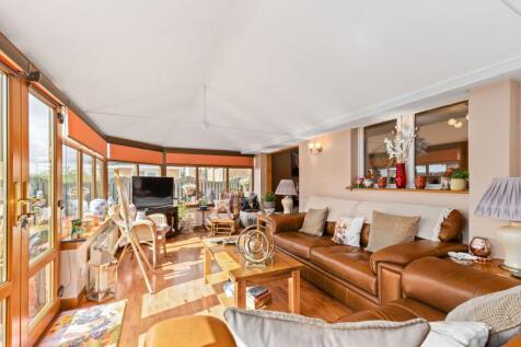 Conservatory / Second Lounge