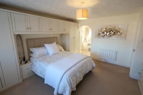 Master Bedroom Dual Aspect