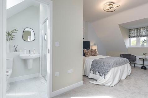 Main bedroom with convenient en suite