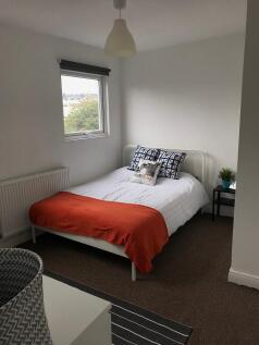 Bright, simply furnished double bedroom with a ...