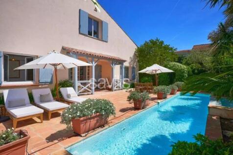 Charming villa in private domain