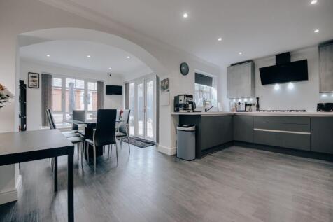 Open-plan kitchen/dining room