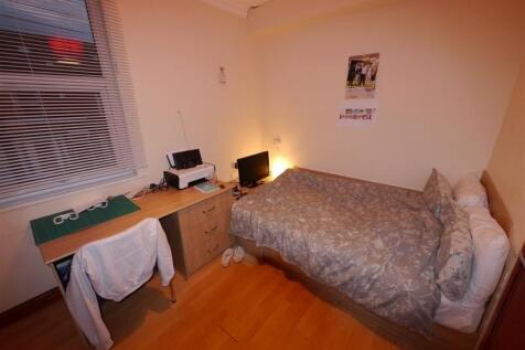 A cozy double bedroom featuring a comfortable b...