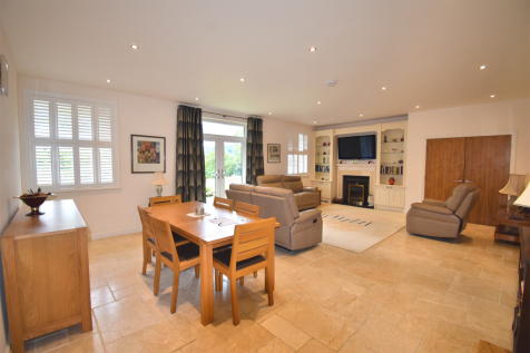 Sitting / Dining Roo