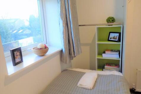Bright, neatly presented single bedroom with a ...